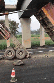 |搞笑GIF：霸气了我的姐 这辈子见过最拉风的走路姿势