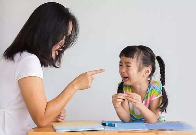 小学生犯错被罚写检讨，每一句都真诚反省，细心老师却发现问题