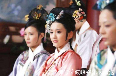 白布&清朝妃嫔脖子上常挂一白布,不仅是用来装饰,更为了防止皇帝尴尬