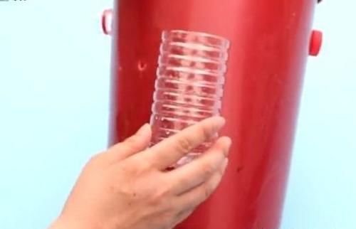 垃圾桶上放一个塑料瓶，一年能帮家里省不少钱，学会受用一生！