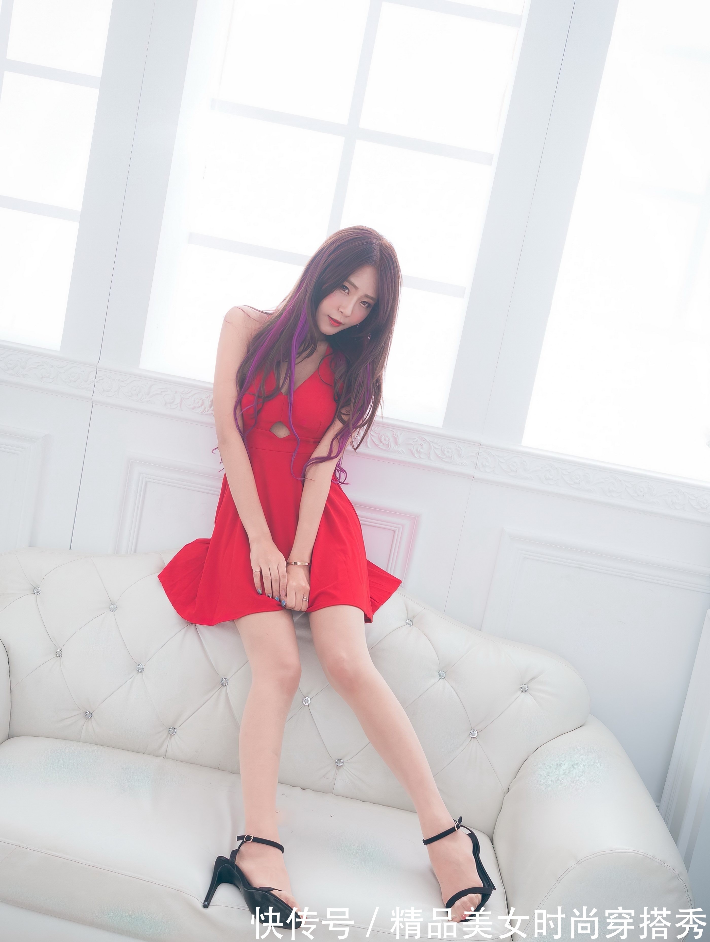 高跟凉鞋|红色露背连衣裙配黑色高跟凉鞋,时尚吸睛,靓丽迷人