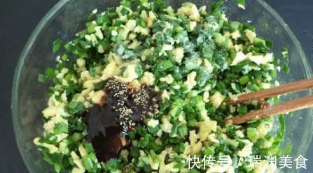 拌韭菜馅有窍门,老师傅:这4种调料别乱加,韭菜鲜香嫩滑不出水