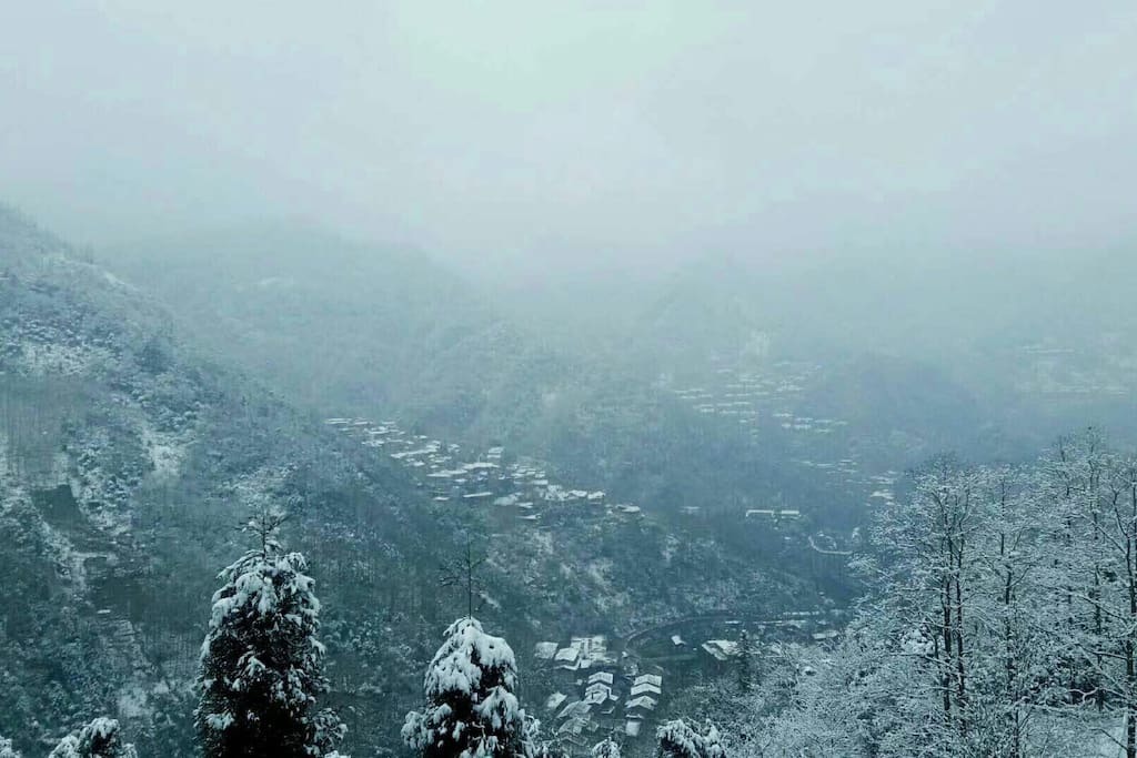 山里面的泳池，你要泡吗？