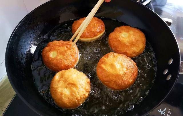 1碗面粉4个鸡蛋,不用烤箱,教你用平底锅做面包,比蛋糕还好吃