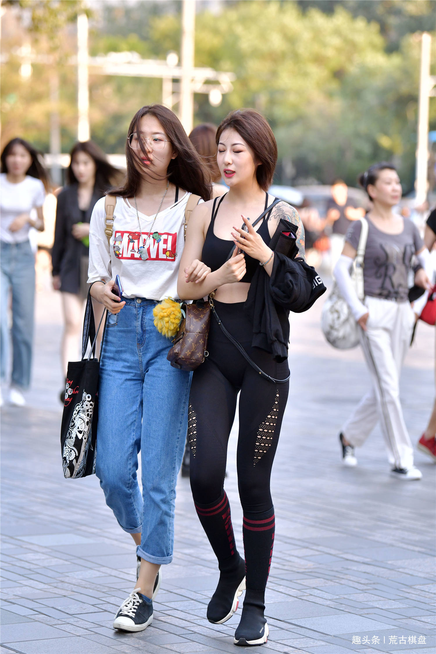 瑜伽裤 显身材的瑜伽裤,对身材自信的姑娘可以尝试搭配,穿出运动精致