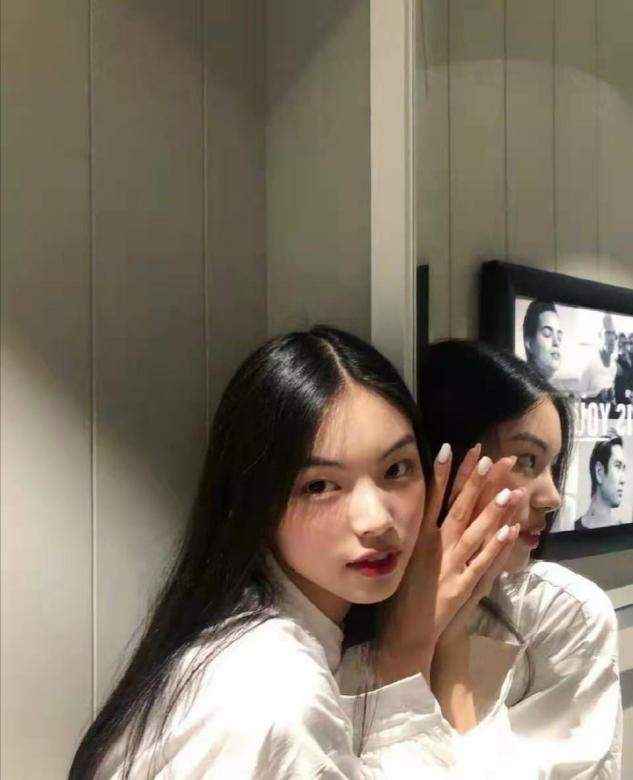 妹妹|贺聪带妹妹走秀,19岁妹妹同款丹凤眼似她翻版,五官柔和偏日系