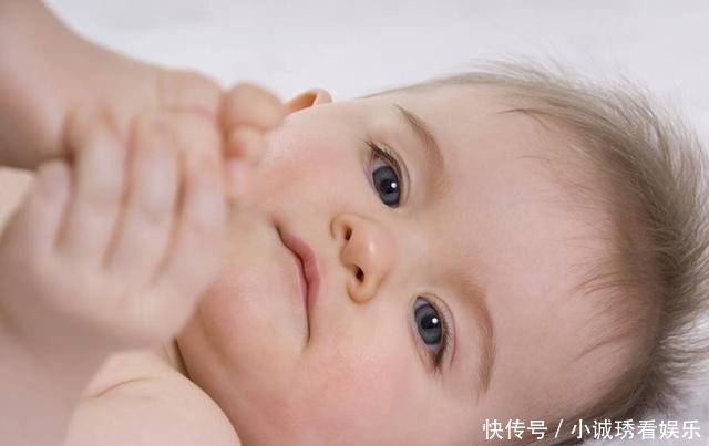 娃越“摸”越聪明？婴幼儿身体易受伤，父母要提防亲戚“下黑手”