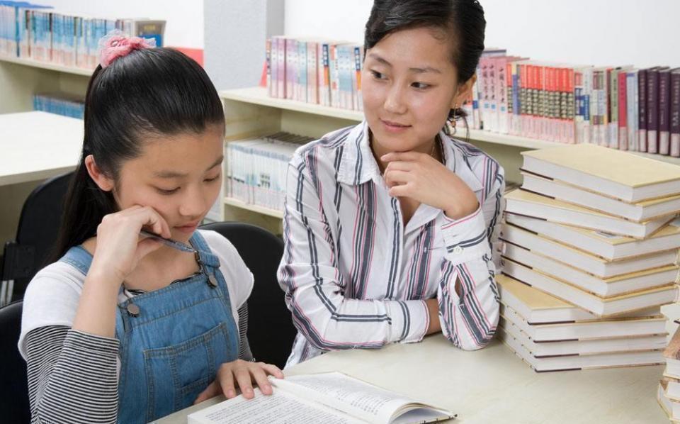 生活|幼儿园布置作业画鱼，爷爷用“神器”帮孙子，老师看到目瞪口呆