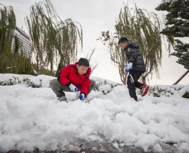 严冬$堆雪人诗词46首:不惧严冬侵骨冷，儿童嘻哈乐无形