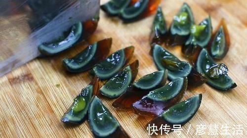 这才是辣椒拌皮蛋的正确做法,香辣下饭,上桌就抢光,吃了还想吃