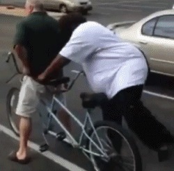 |搞笑GIF:哎呀!你给我点的这个香肠太大了,我吃不完!