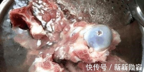 汤汁|不管炖什么骨头汤，都别直接加水炖，多加这1步，汤汁浓白似牛奶！