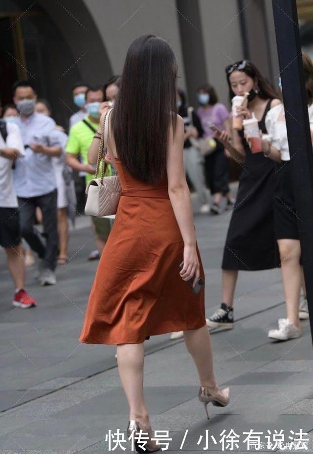 橘色无肩无袖连衣裙搭配高跟鞋,简约时尚,自信大方