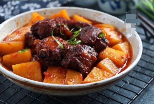 西红柿别只知道炒鸡蛋，教你4种新吃法，上桌不到5分钟汤汁都不剩