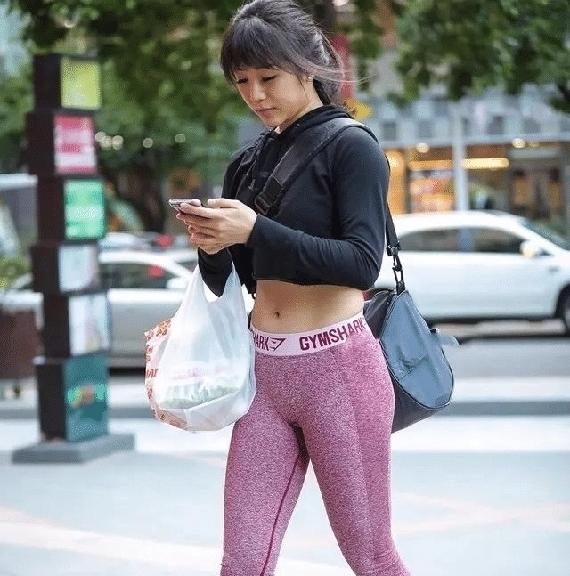 打底裤贴身紧绷,在视觉上营造高挑既视感