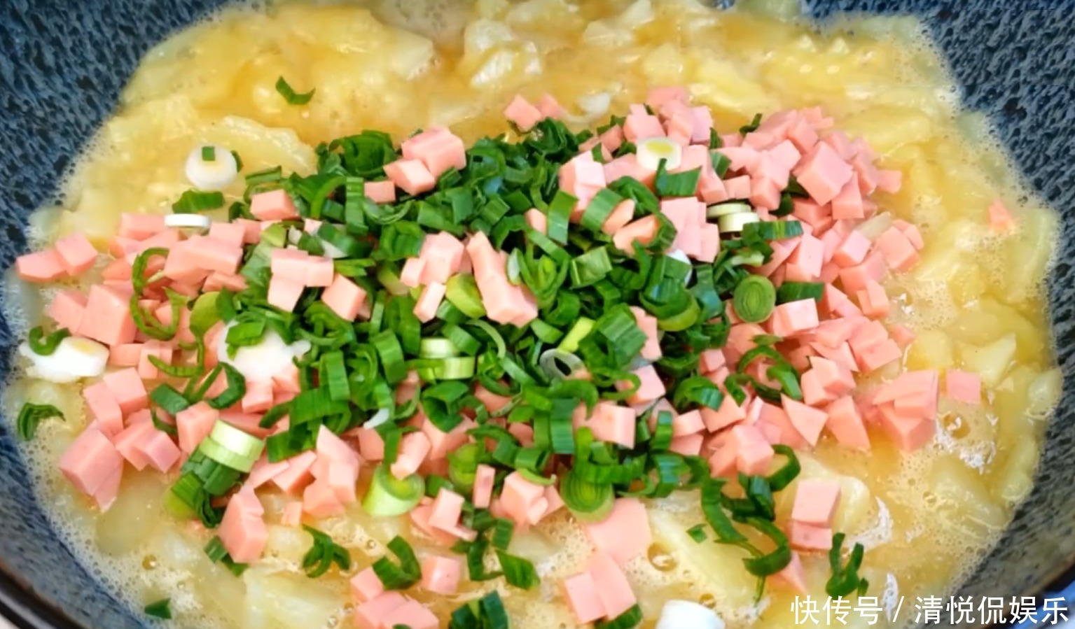 咸香|土豆不要炒着吃了,换个新吃法,咸香美味,一口下去满满的馅料