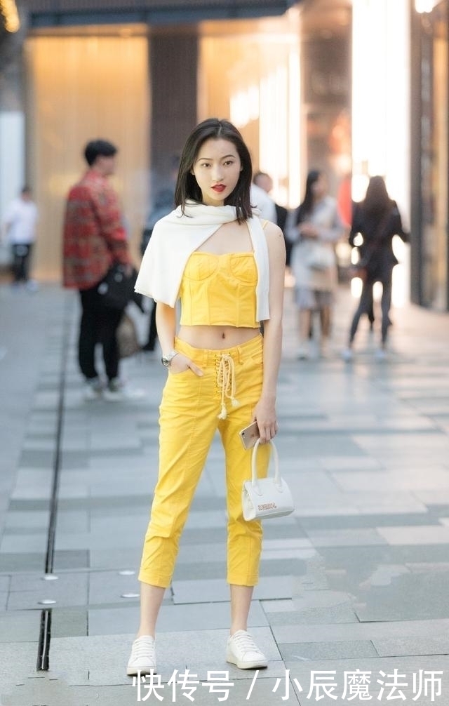 小姐姐|路人街拍,小姐姐穿短款的吊带背心,显得有些性感