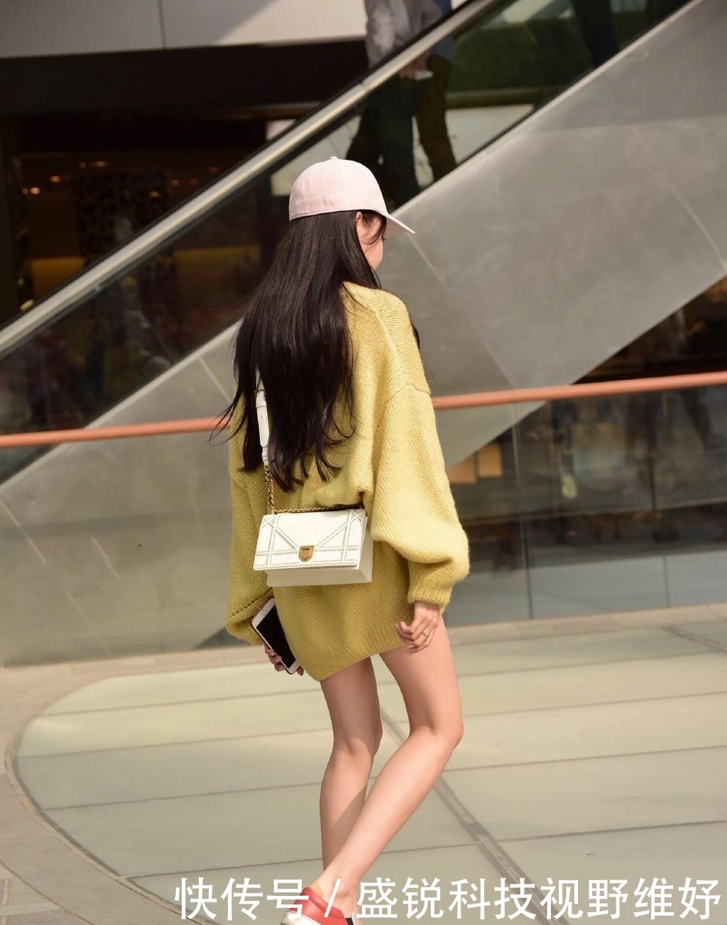 裤子|贵妇穿衣图“清凉”,衣服太宽裤子都省了,远看以为光着腿