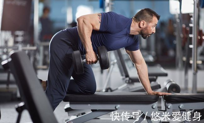 背部|俯身划船的1套训练方法,简单4个动作,练厚背部肌肉更轻松