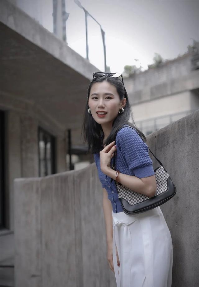 姐姐穿衣“太会省”,裤子直接剪开,立刻变成“裙子”