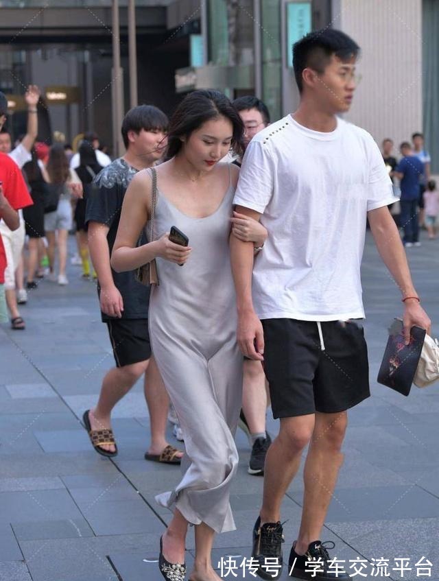 丝绸连衣裙 垂感十足的丝绸连衣裙，清爽舒适高级又有质感，真是“爱了”！