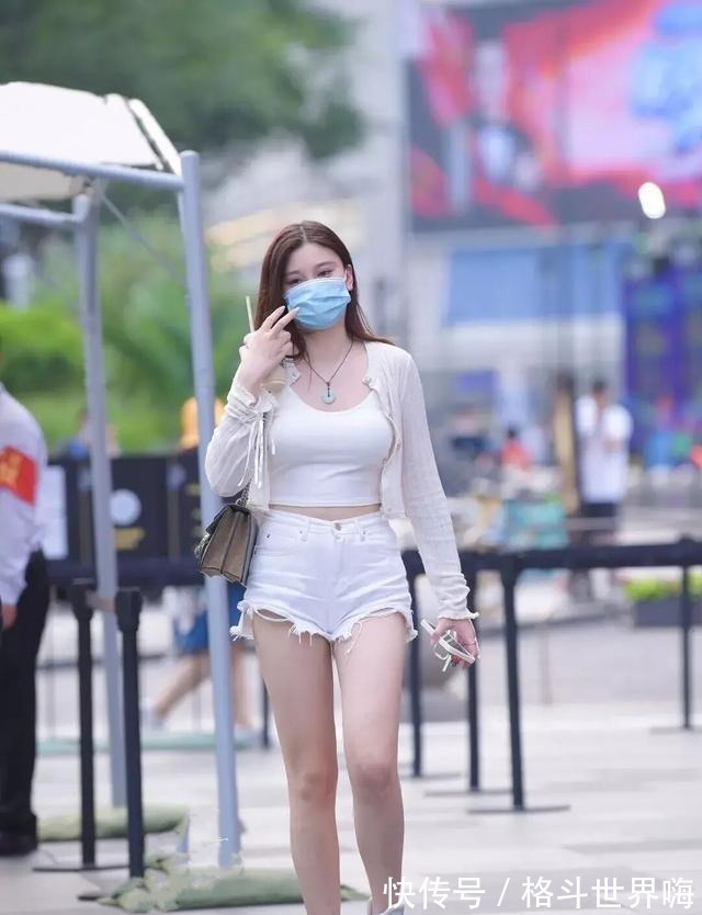 条纹|鲜艳色调的牛仔裤穿搭，造型简约利落又显瘦，更加漂亮