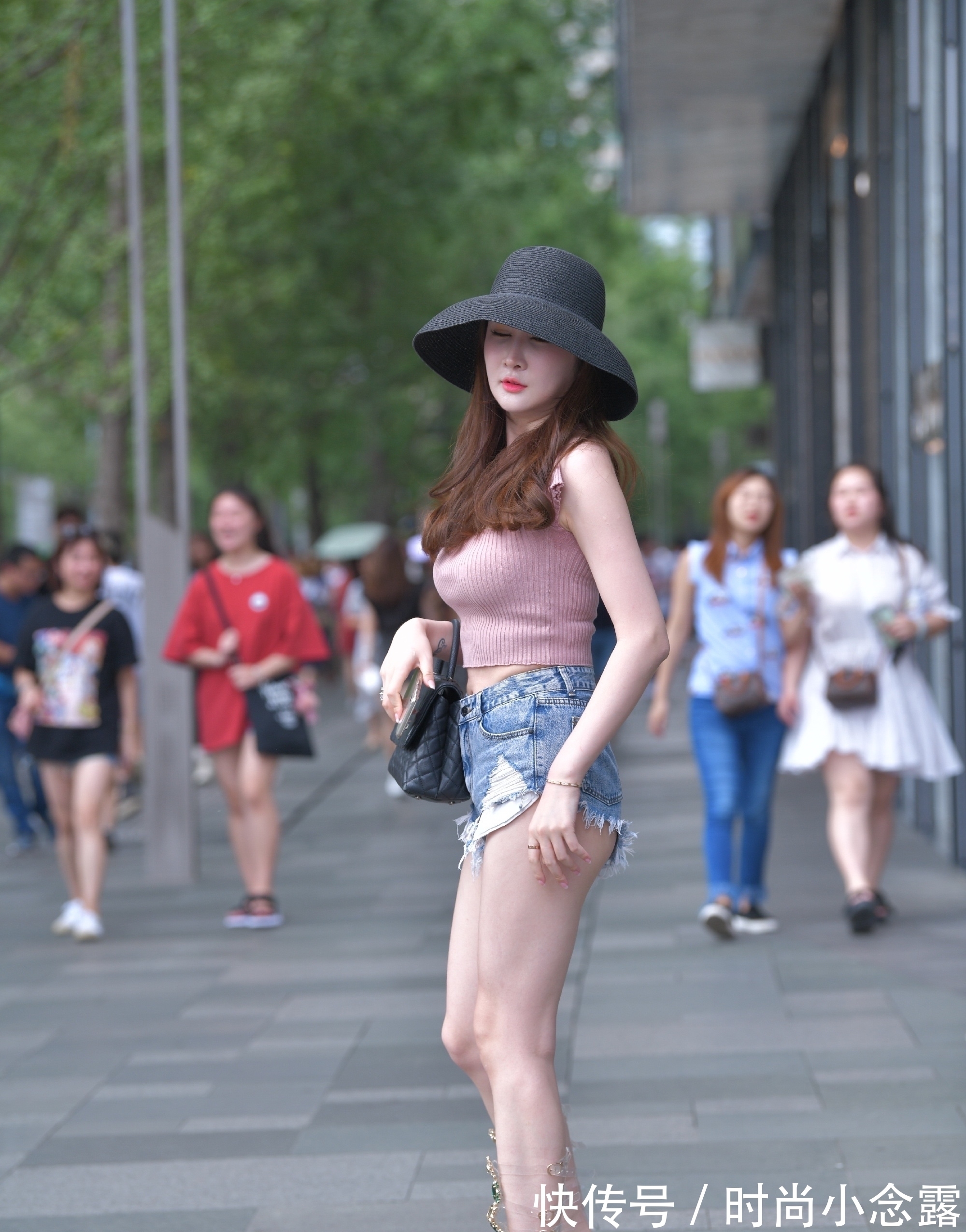 凉鞋 小姐姐穿牛仔热裤秀招牌长腿,配上仙气十足的花朵凉鞋,实在抢镜