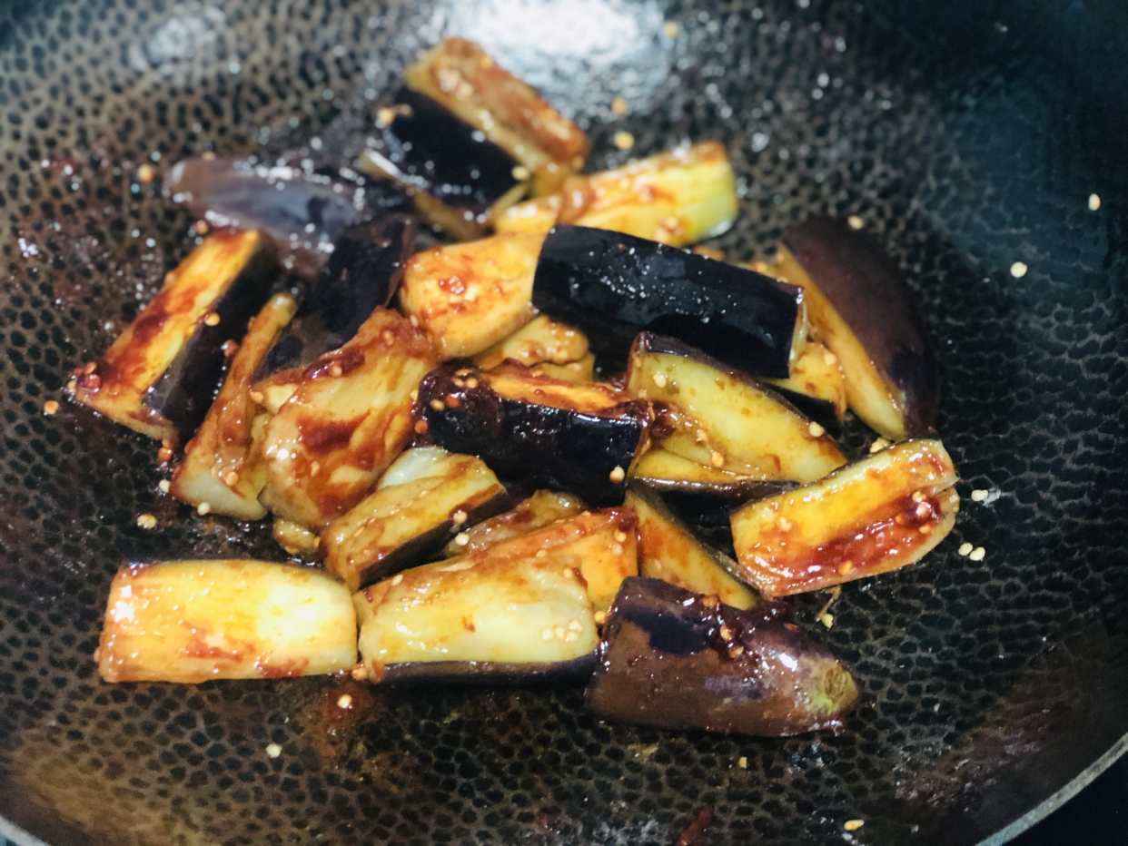 现在才知道，炒茄子不能先放油，教你一招，茄子不吸油不发黑