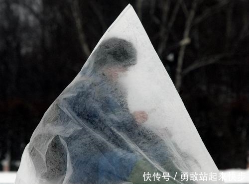 契诃夫|契诃夫《套中人》:你可以“苟且偷生”,但不能插手别人人生