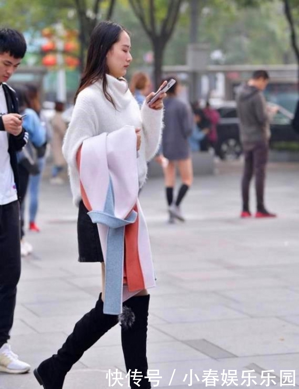 美女|路人街拍，穿挂脖式背心，尽显美女非凡的时髦气质