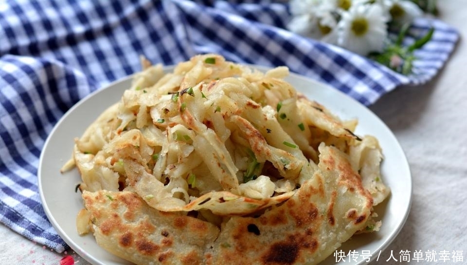 不用|自制的手抓饼层次多,外焦里嫩、葱香浓郁,一人一张不用炒菜了!