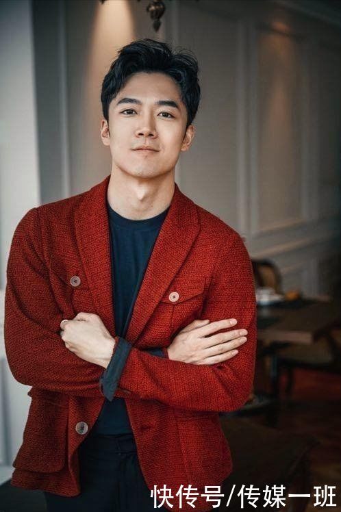 揭秘央视春晚新主持人张韬，主持跨年晚会走红，帅得观众不愿换台