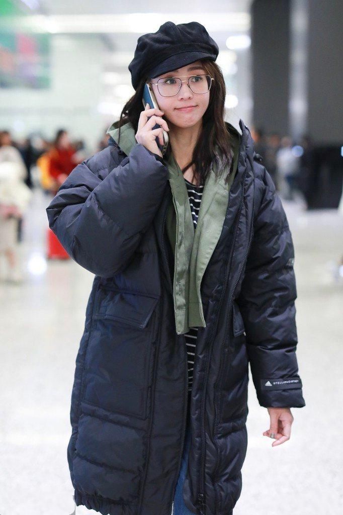 造型|辛芷蕾现身机场，穿小黑裤腿又细又长，戴针织帽甜美似学生