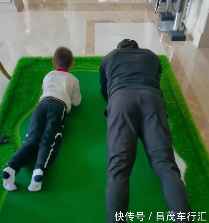 世界冠军|谢杏芳晒林丹父子比拼平板支撑!对儿子要求超严,赞其比爸爸厉害