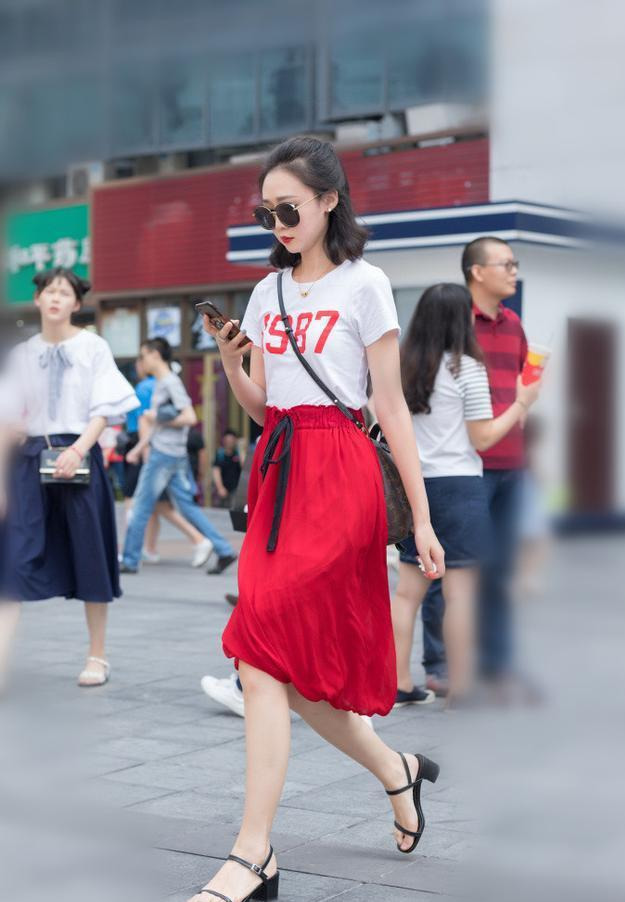 牛仔裤 小姐姐牛仔裤随意穿搭,个性又时尚,回头率超级高