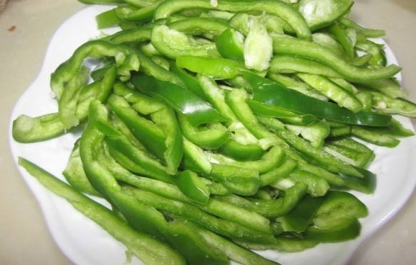 1分钟学会经典家常菜,香辣美味,肉丝滑嫩,一大盘不够吃