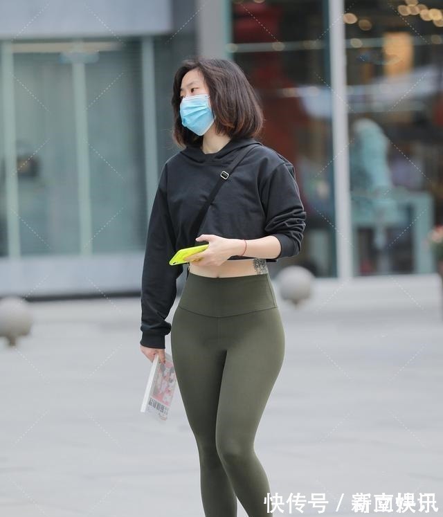 性感 宽松连帽衫搭配墨绿色瑜伽裤,时尚性感,健美活泼!