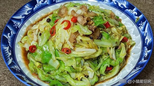 教你制作“油渣莲白”，制作简单，一道不错的家常炒菜，好吃下饭