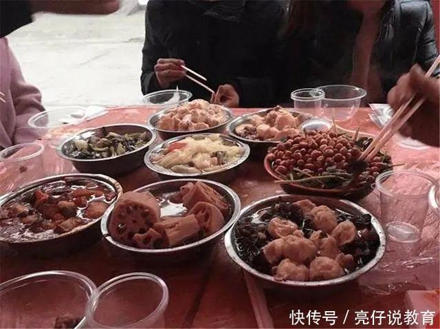 婚宴席刚开始，奶奶不停帮孙女“抢饭”吃，宾客：没眼看