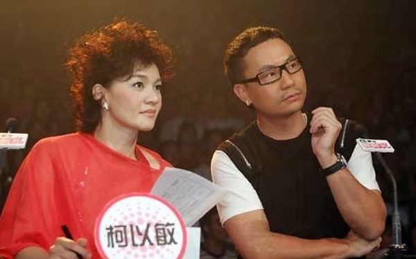 她自以为很红,当评委耍大牌让选手“滚”下台,如今成这模样