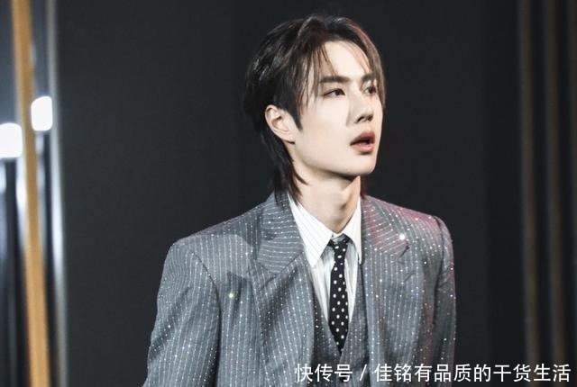 王一博给粉丝投食遭疯抢,手臂压出青筋重到弯腰,无奈转头抿嘴笑