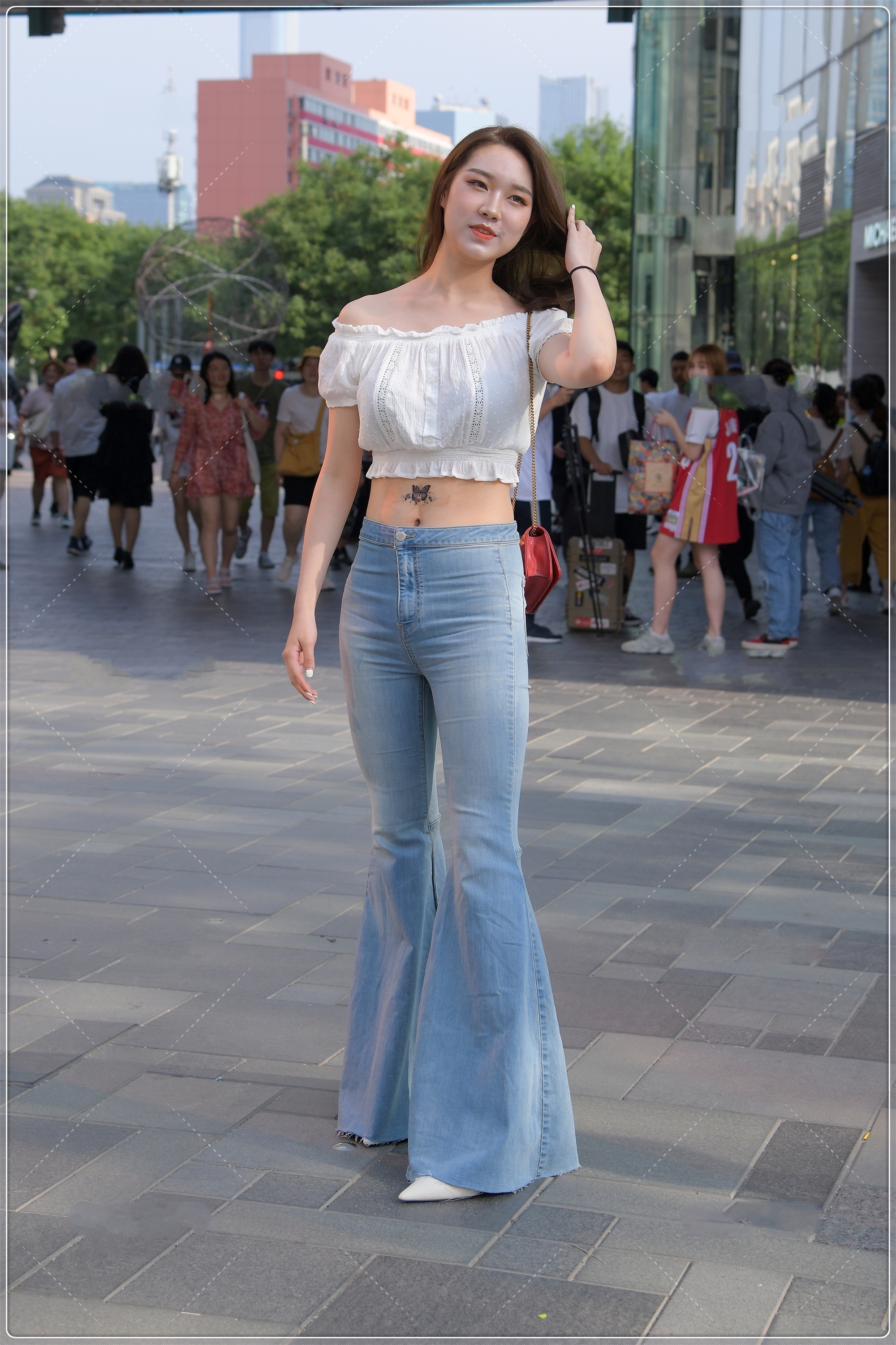 独特|一字肩露脐装搭配牛仔喇叭裤,版型独特,时尚范十足