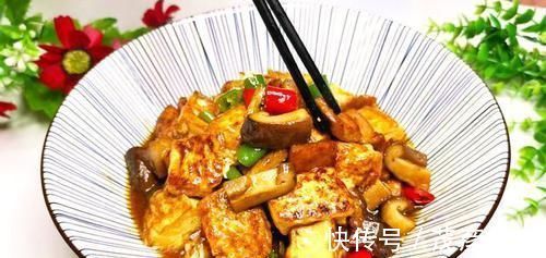 豆腐和香菇是绝配,冬天这样吃实在太香了,比大鱼大肉都好吃