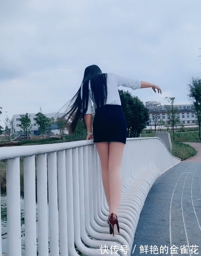 红色高跟鞋 穿着高跟鞋还调皮,真怕你崴脚!