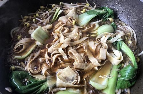 豆腐皮这个做法火了,10块钱煮一大锅,开胃下饭,全家都吃撑了