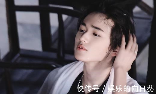 宋亚轩录节目致敬李飞短裤配拖鞋画风很搞笑,李飞看了直说真秀