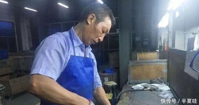 治病|5岁女孩因没钱治病,拖着象腿一样粗的大腿,每天吃止痛片止痛