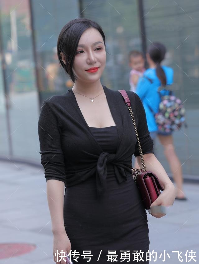 气质|穿黑色套装搭配酒红色挎包，精致美艳的日常通勤穿搭，尽显好气质