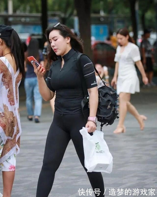 小姐姐 打底裤打造街头美感,突显美丽曲线,时尚魅力无法挡!