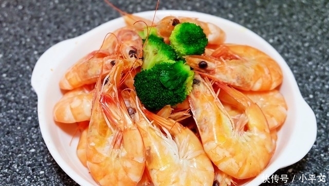 父女俩去登山,妈妈在家做了一桌菜等着,四菜一汤,营养美味